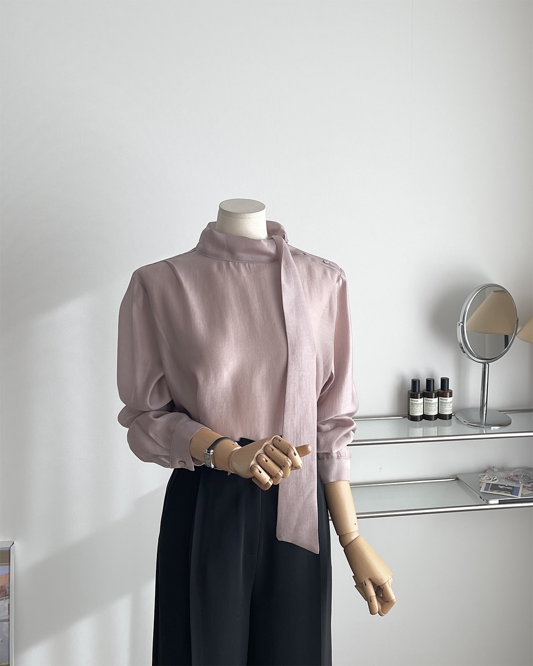 블리크 사선 출근룩 타이블라우스 제품 이미지