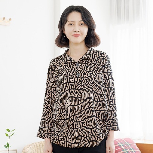 엄마옷 조이마담 T51743 영문 패턴 셔링 블라우스 중년여성의류 - 상품 이미지