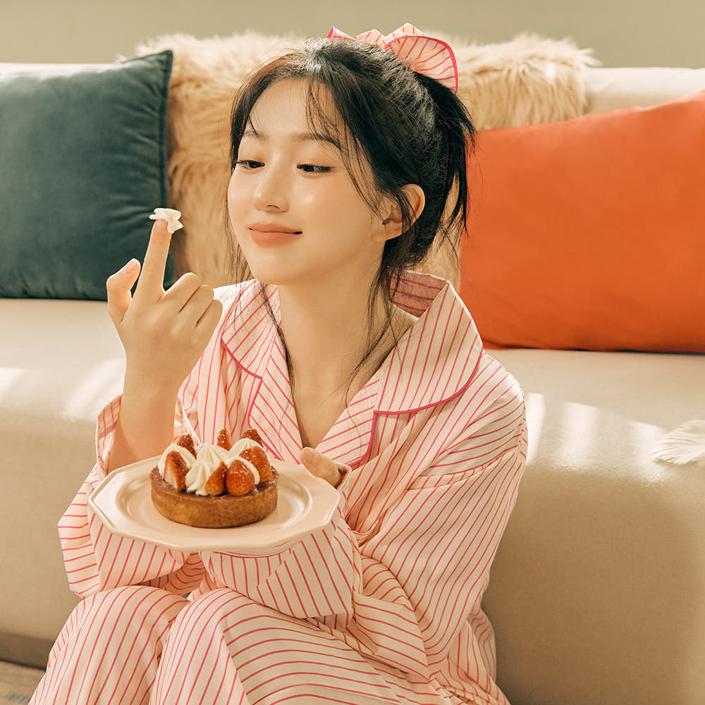 DOSSY [도씨x해원 PICK] 실크핏 러브썸 긴팔 카라 커플 잠옷 세트 홈웨어 - 최저가 70,900원