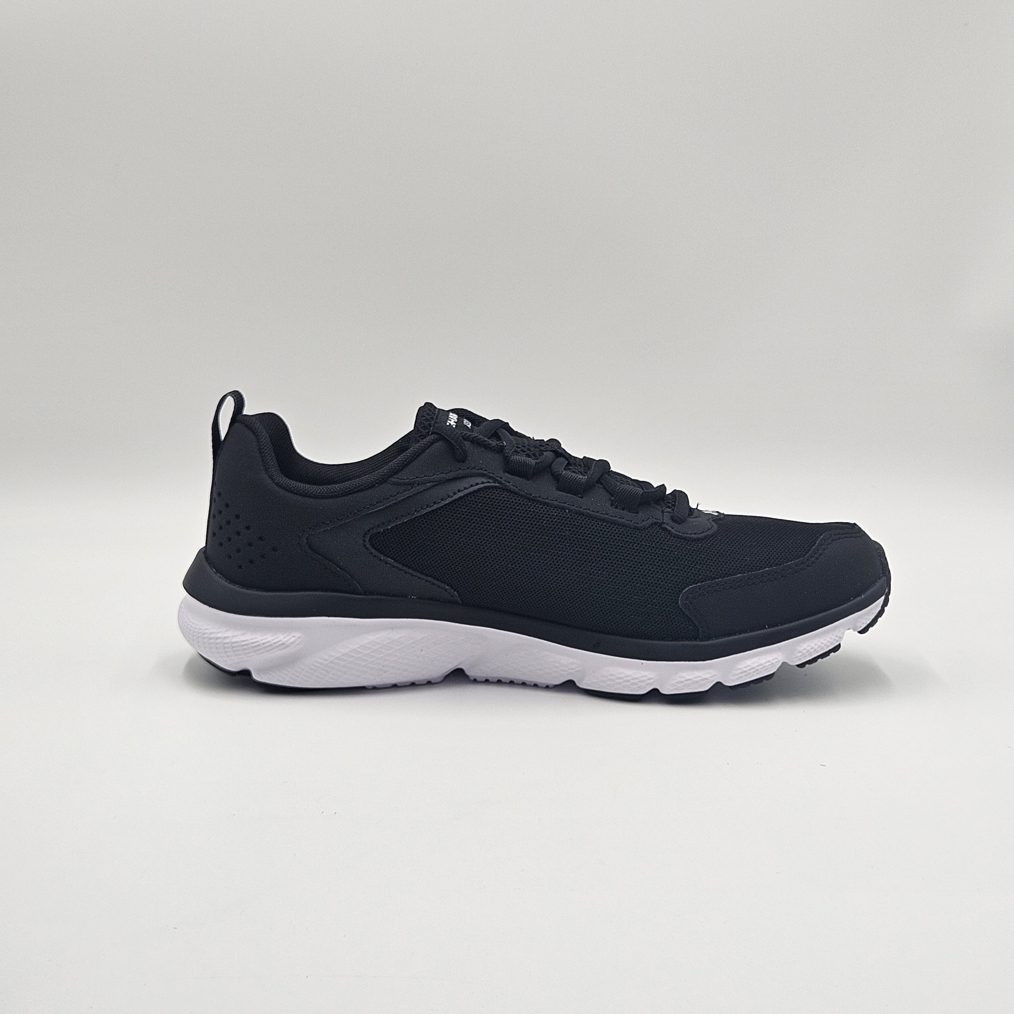 [국내매장판] 언더아머 차지드 어써트 러닝화 헬스화 트레이닝화 남녀공용 가벼운 신발 블랙화이트, 265