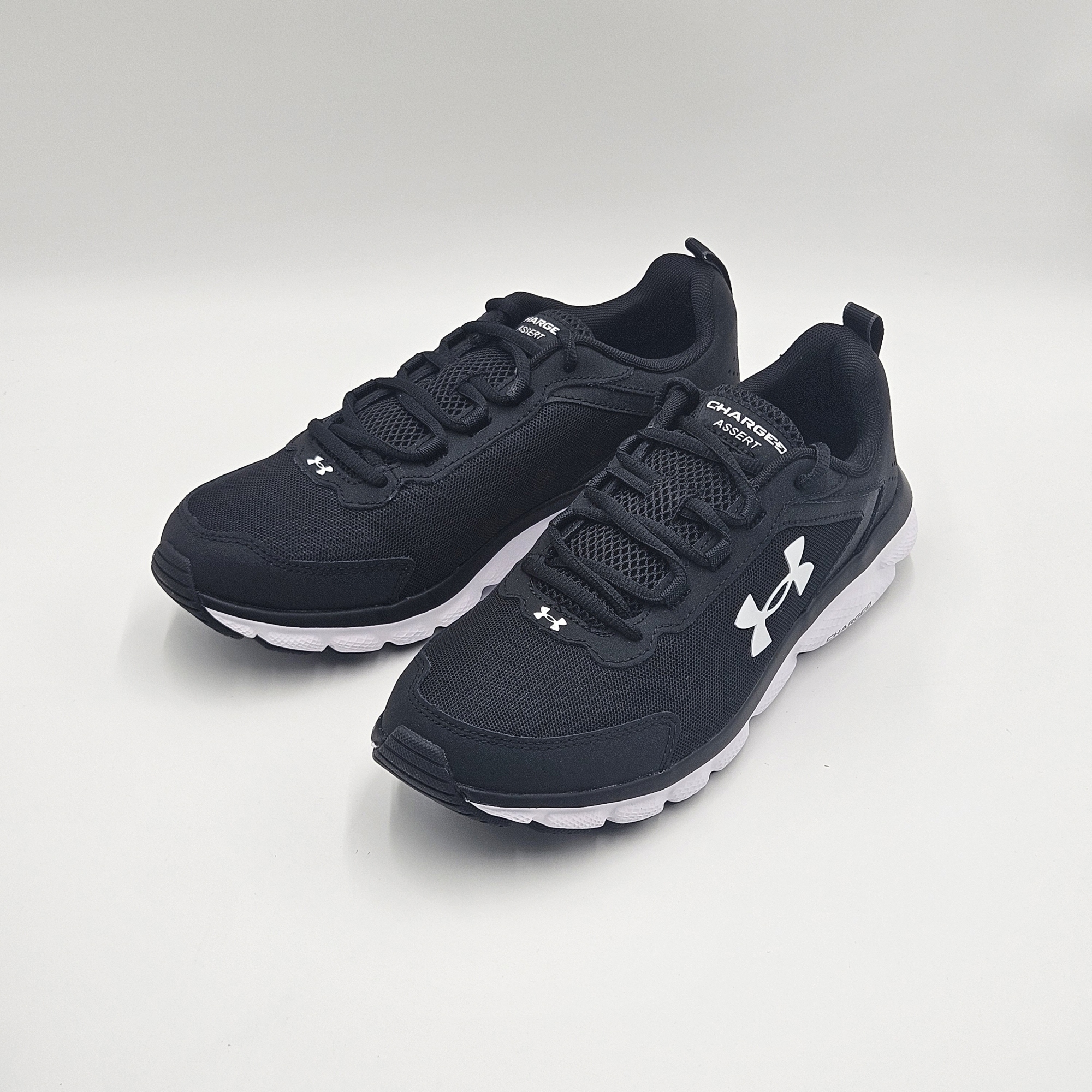 [국내매장판] 언더아머 차지드 어써트 러닝화 헬스화 트레이닝화 남녀공용 가벼운 신발 블랙화이트, 265