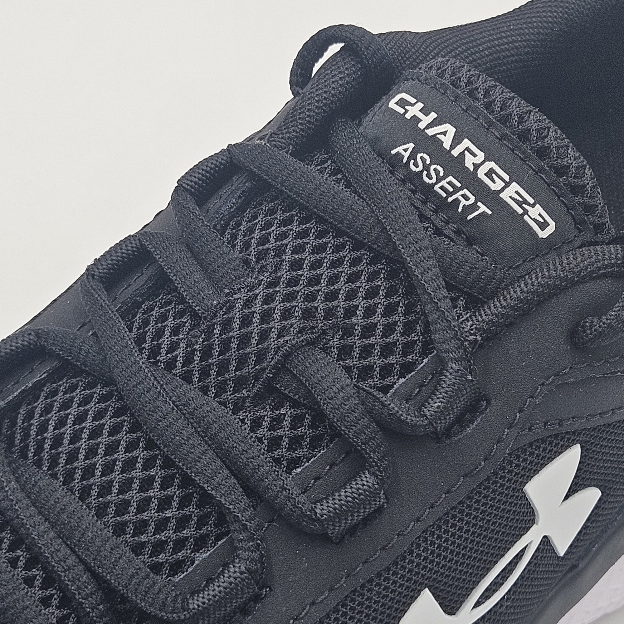 [국내매장판] 언더아머 차지드 어써트 러닝화 헬스화 트레이닝화 남녀공용 가벼운 신발 블랙화이트, 265