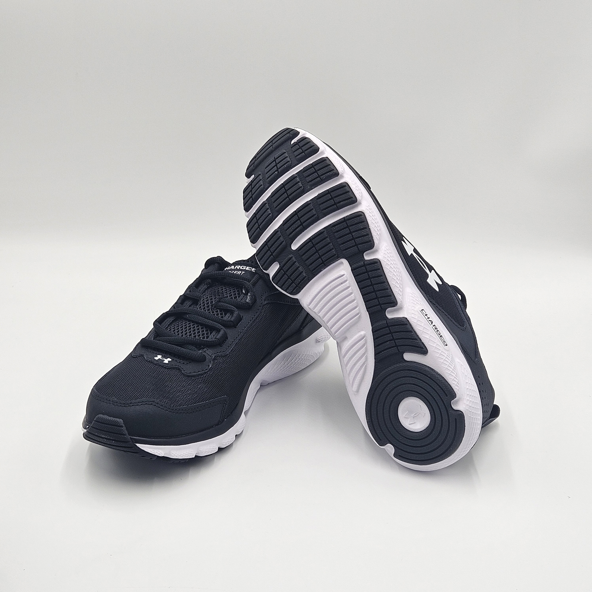 [국내매장판] 언더아머 차지드 어써트 러닝화 헬스화 트레이닝화 남녀공용 가벼운 신발 블랙화이트, 265