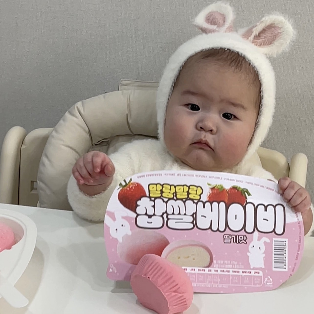 [대여] 50일 셀프촬영 아기 토끼 딸기쫀득모찌 컨셉 포토박스 100일 200일 - 상세 이미지 2