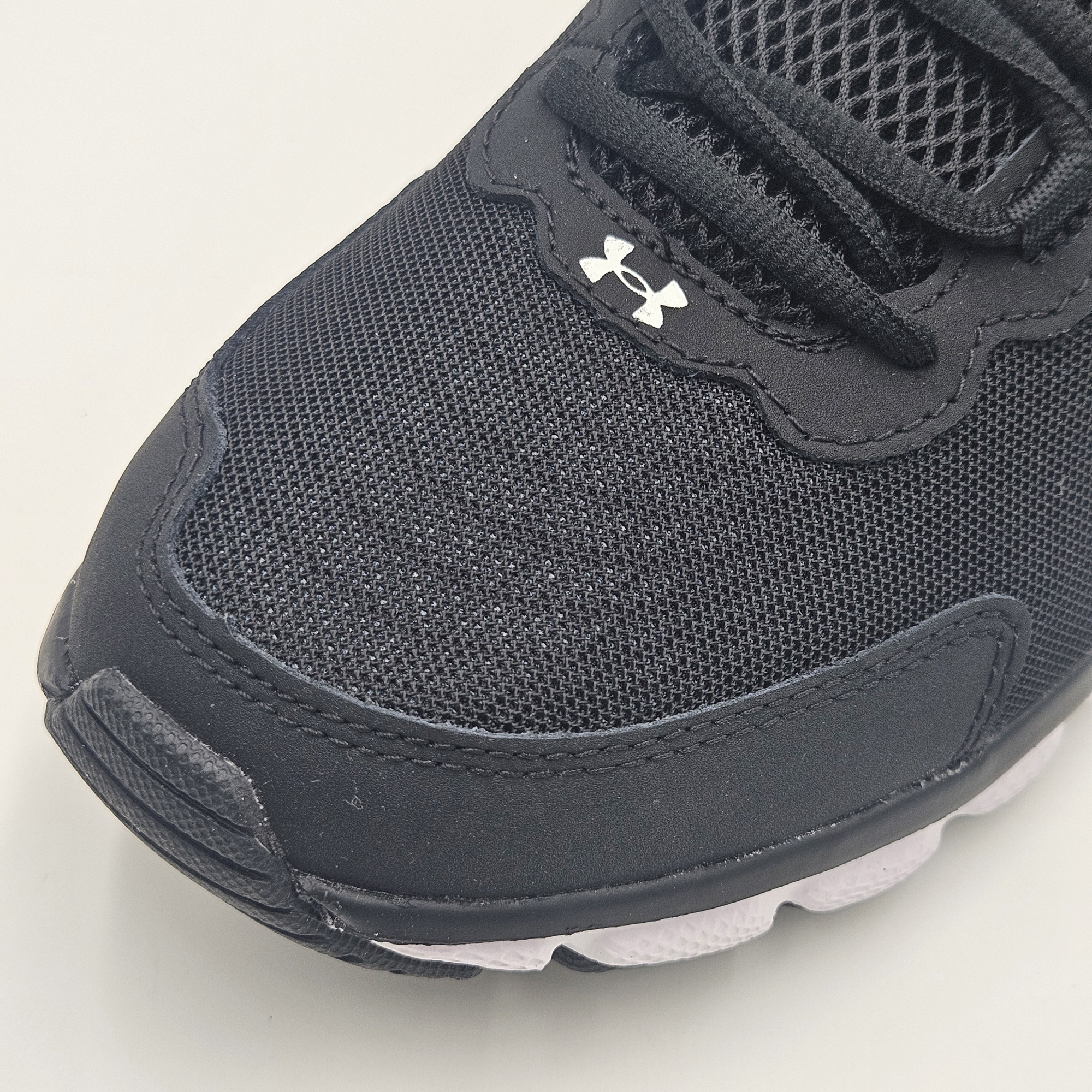 [국내매장판] 언더아머 차지드 어써트 러닝화 헬스화 트레이닝화 남녀공용 가벼운 신발 블랙화이트, 265