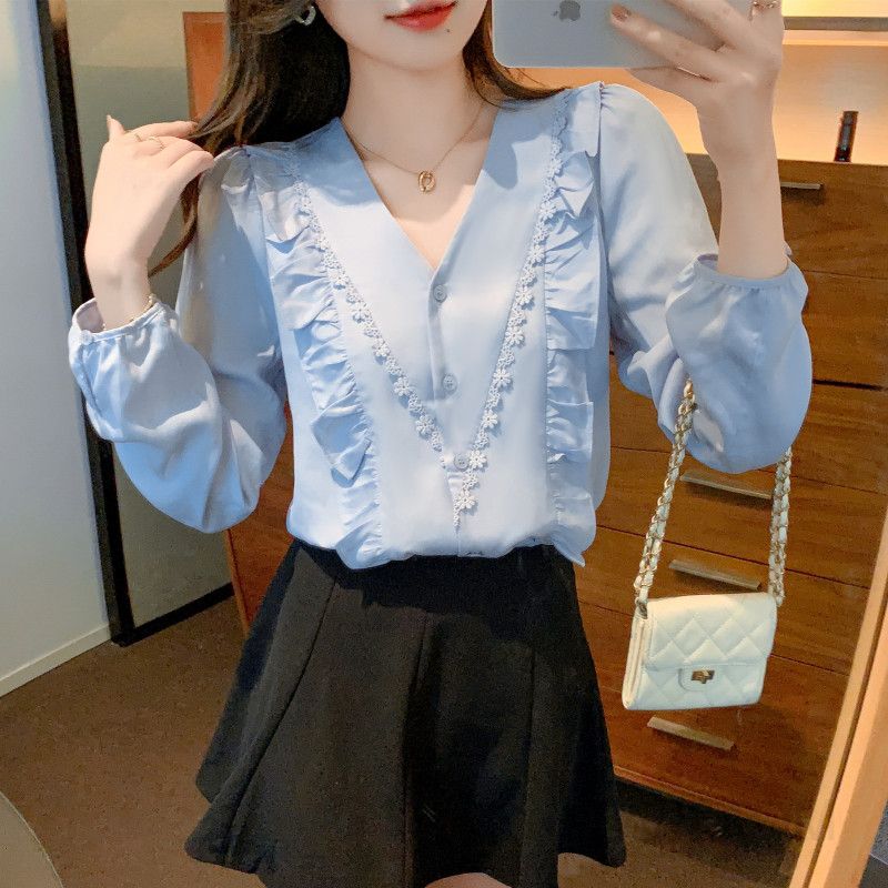 여성 페미닌 러블리 루즈핏 폴리 브이넥 프릴 레이스 플라워 버튼 롱슬리브 블라우스 셔츠 하객룩 데이트룩 - 상세 이미지 5