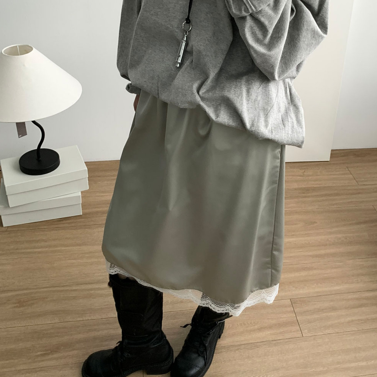 [당일발송] 로아 새틴 스커트 밴딩 미디 H라인 실키 레이스 치마 레이어드룩 웨어링무드 (2c) 제품 이미지