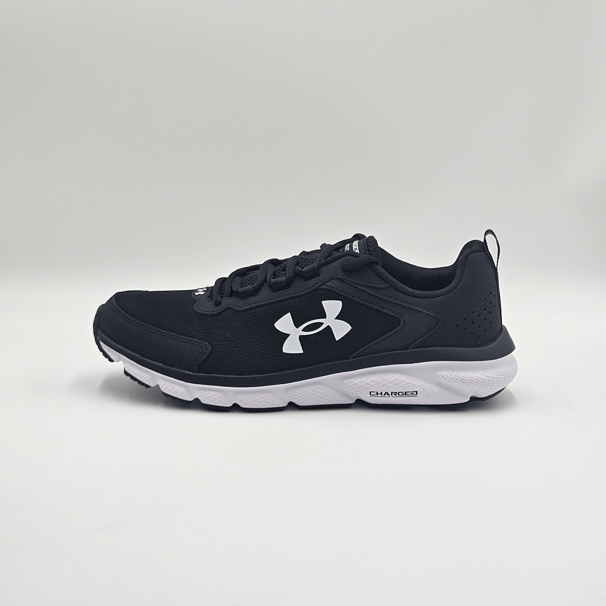 [국내매장판] 언더아머 차지드 어써트 러닝화 헬스화 트레이닝화 남녀공용 가벼운 신발 블랙화이트, 265