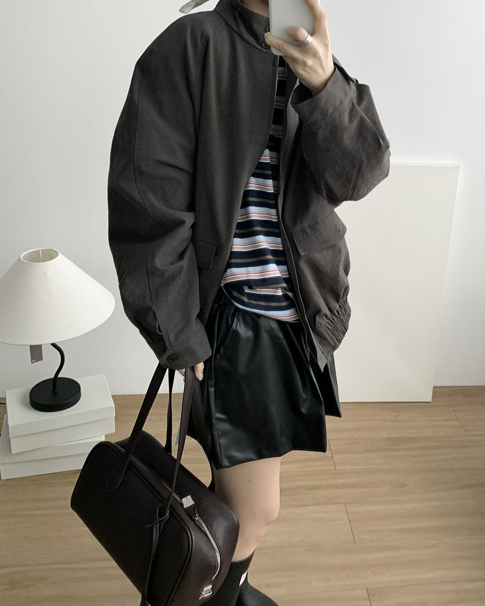 레더 하프 팬츠 플레어 A라인 3부 4부 핀턱 페이크레더 반바지 웨어링무드 (블랙) - 상세 이미지 5