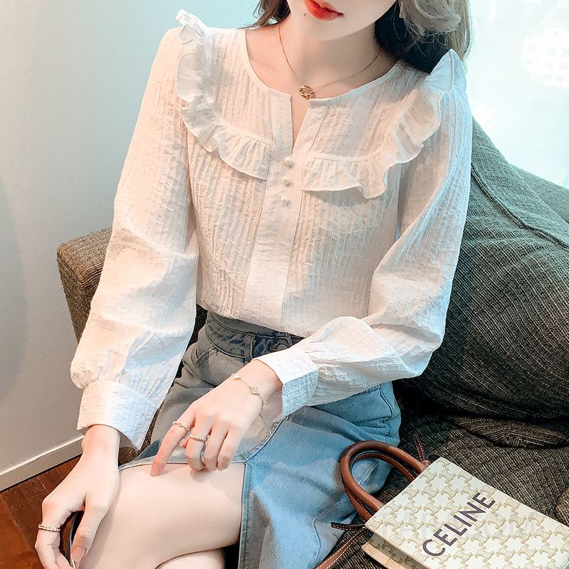 여성 페미닌 무드 텍스처 프릴 넥 진주 단추 루즈핏 셔츠 블라우스 하객룩 오피스룩 - 상세 이미지 4
