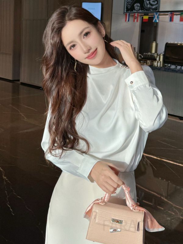 여성 페미닌 무드 실키 새틴 드레이프 하이넥 어깨버튼 포인트 긴팔 블라우스 셔츠 오피스룩 하객룩 데일리 - 상세 이미지 5