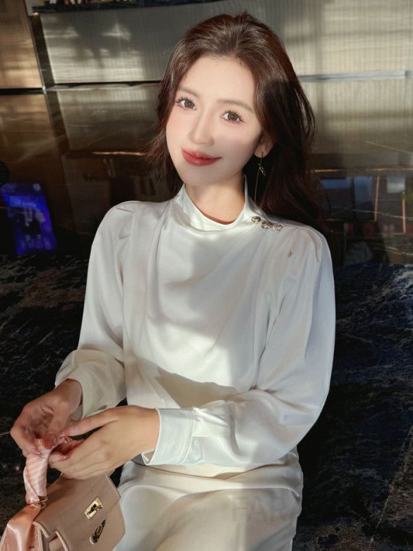여성 페미닌 무드 실키 새틴 드레이프 하이넥 어깨버튼 포인트 긴팔 블라우스 셔츠 오피스룩 하객룩 데일리 - 상세 이미지 4