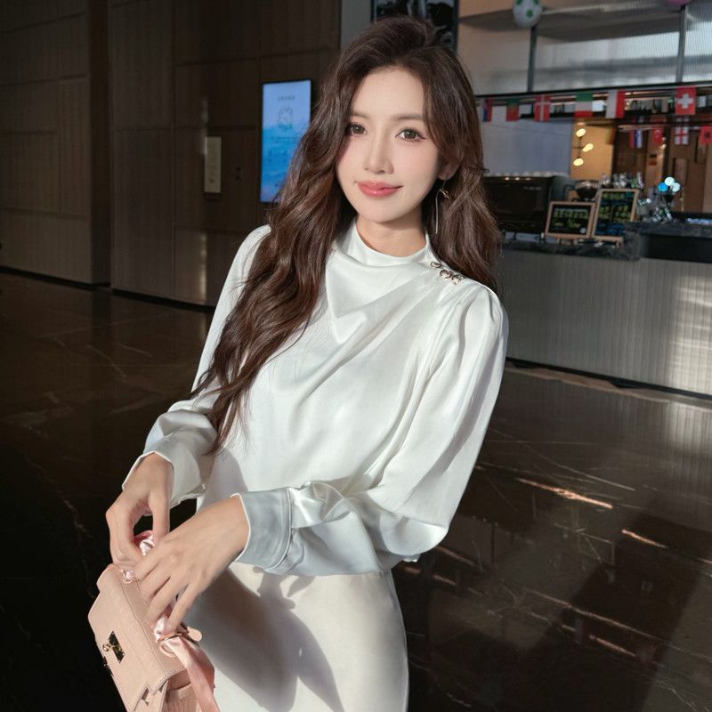 여성 페미닌 무드 실키 새틴 드레이프 하이넥 어깨버튼 포인트 긴팔 블라우스 셔츠 오피스룩 하객룩 데일리 - 상품 이미지