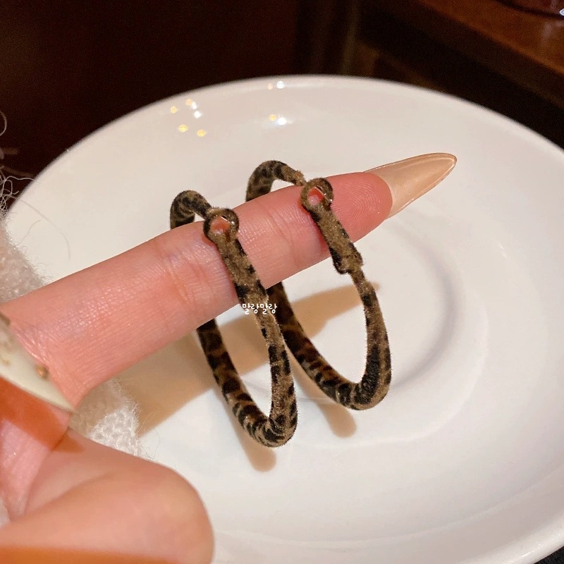 벨벳 레오파드 링귀걸이 겨울 데일리 후프 이어링 3SIZE 이미지 6