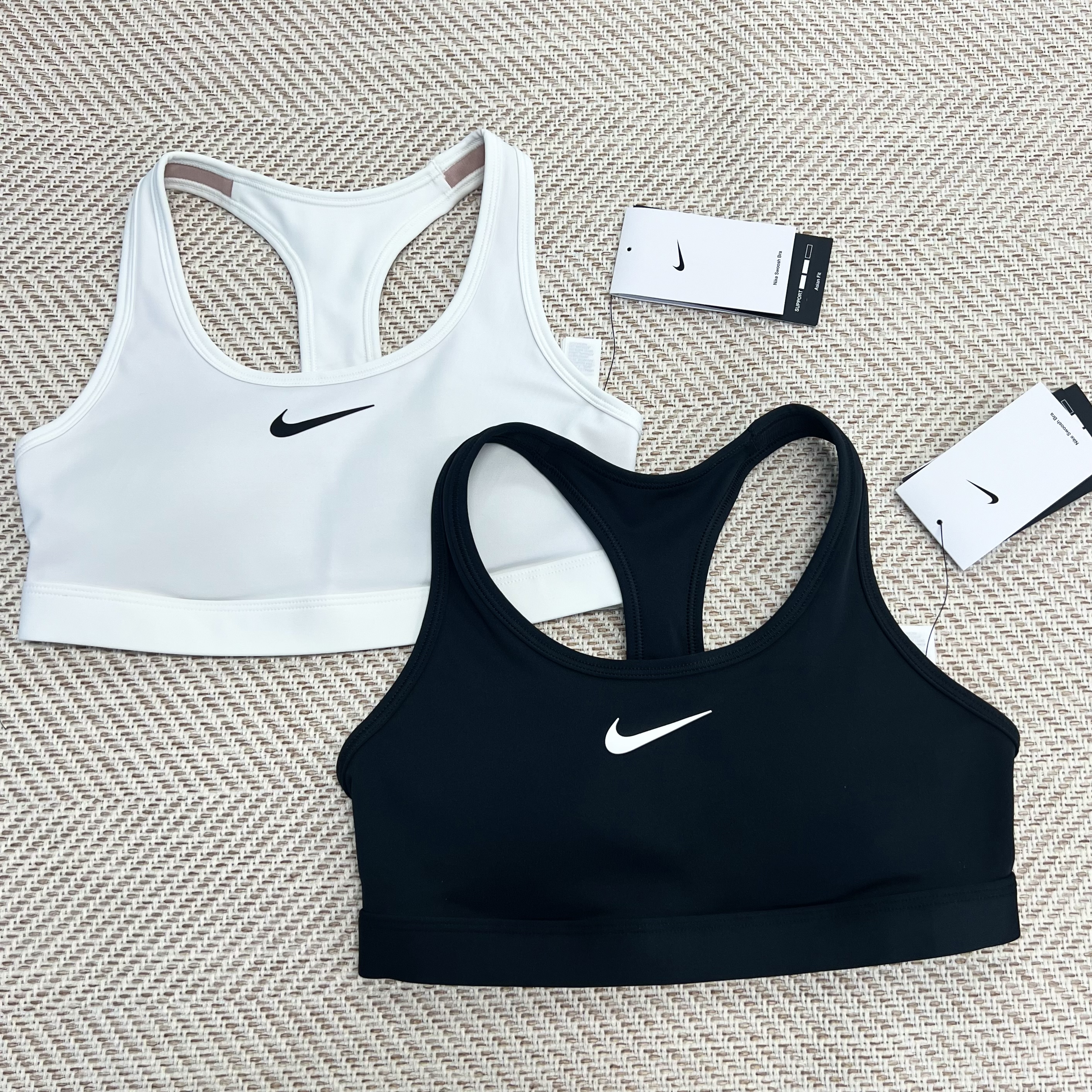 (국내매장) 나이키 스포츠브라 스우시 미디엄 서포트 필라테스 헬스 요가 일체형 브라탑 제품 이미지