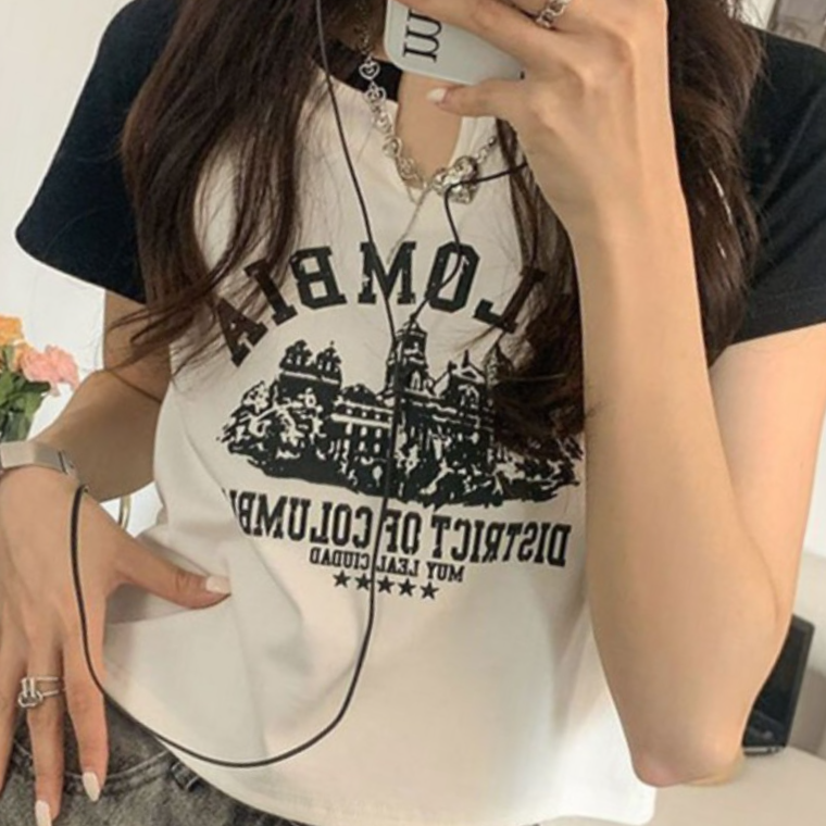 배색 크롭 반팔티셔츠 여름반팔 트렌드세터 일상룩 트임 단정한스타일 세련된느낌 20대여성 데일리룩아이템 - 상품 이미지