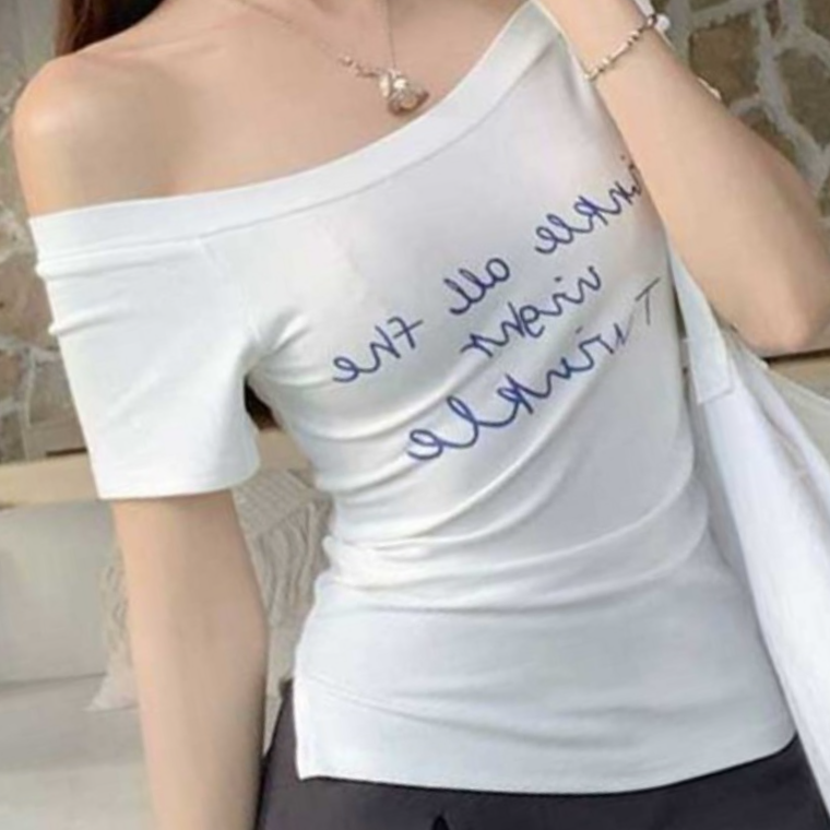 레터링 티셔츠 오프숄더 일상룩 여성모던룩 여름 립 여성반팔티 여성캐주얼티셔츠 반팔 30대여성 여름반팔 - 상품 이미지