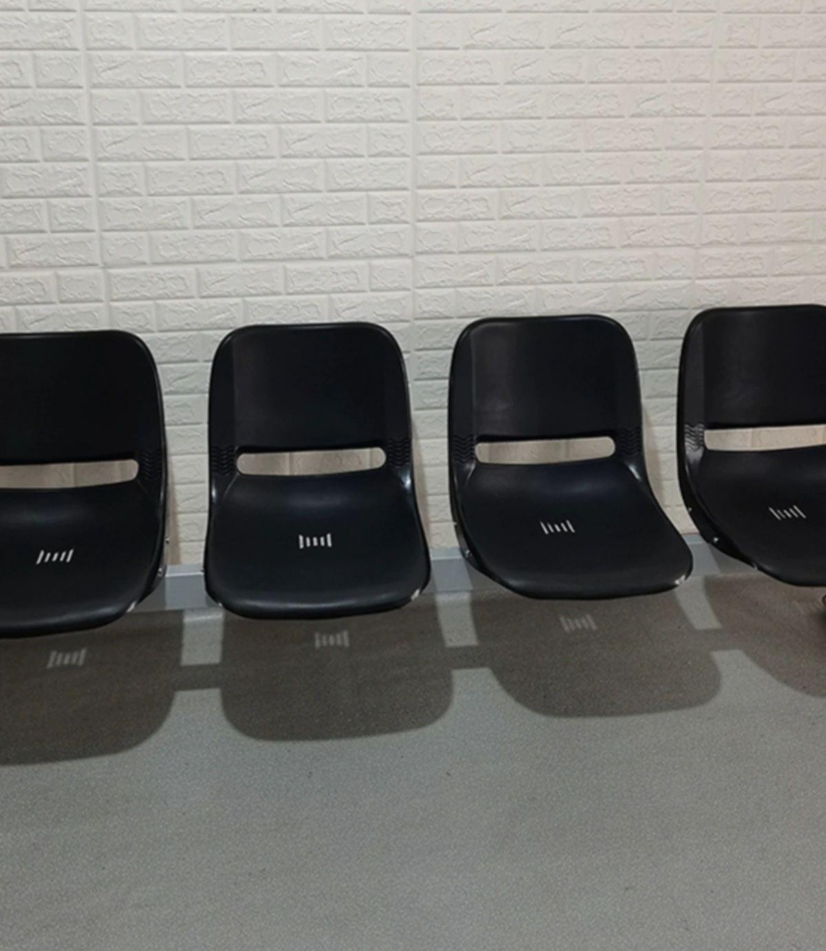 야외 벤치 대기용 철제 스테인레스 버스정류장 대기석 4인용 블랙 - 상품 이미지