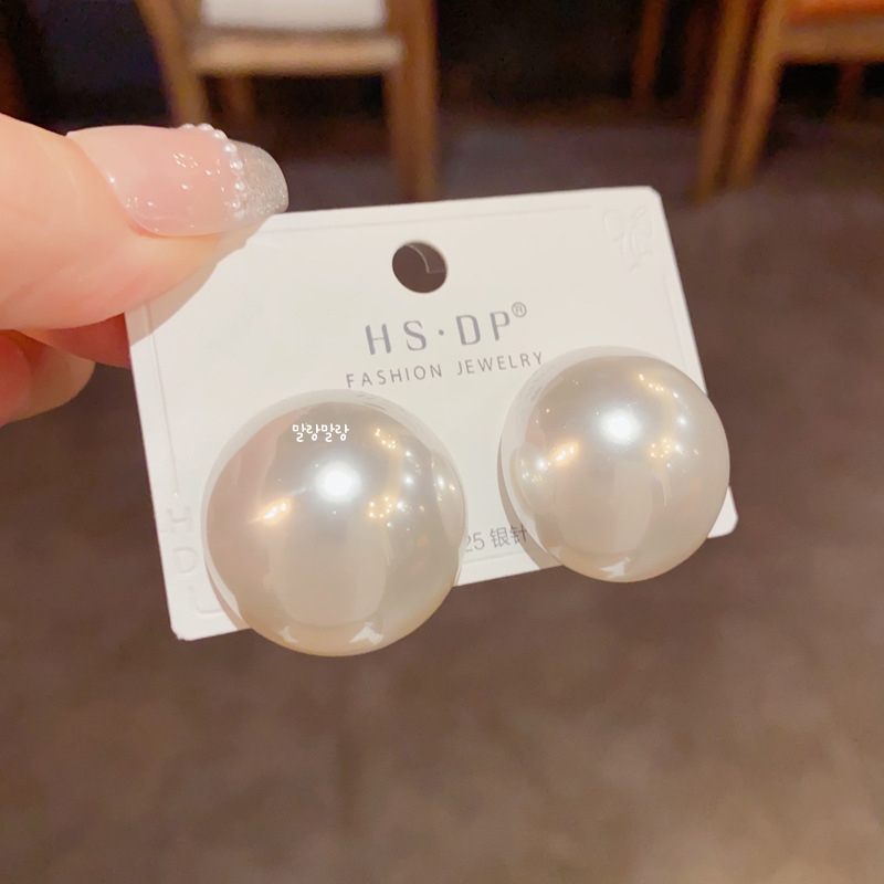S925 볼드한 밀키 볼륨 라운드 펄 볼 스터드 귀걸이 - 상세 이미지 2
