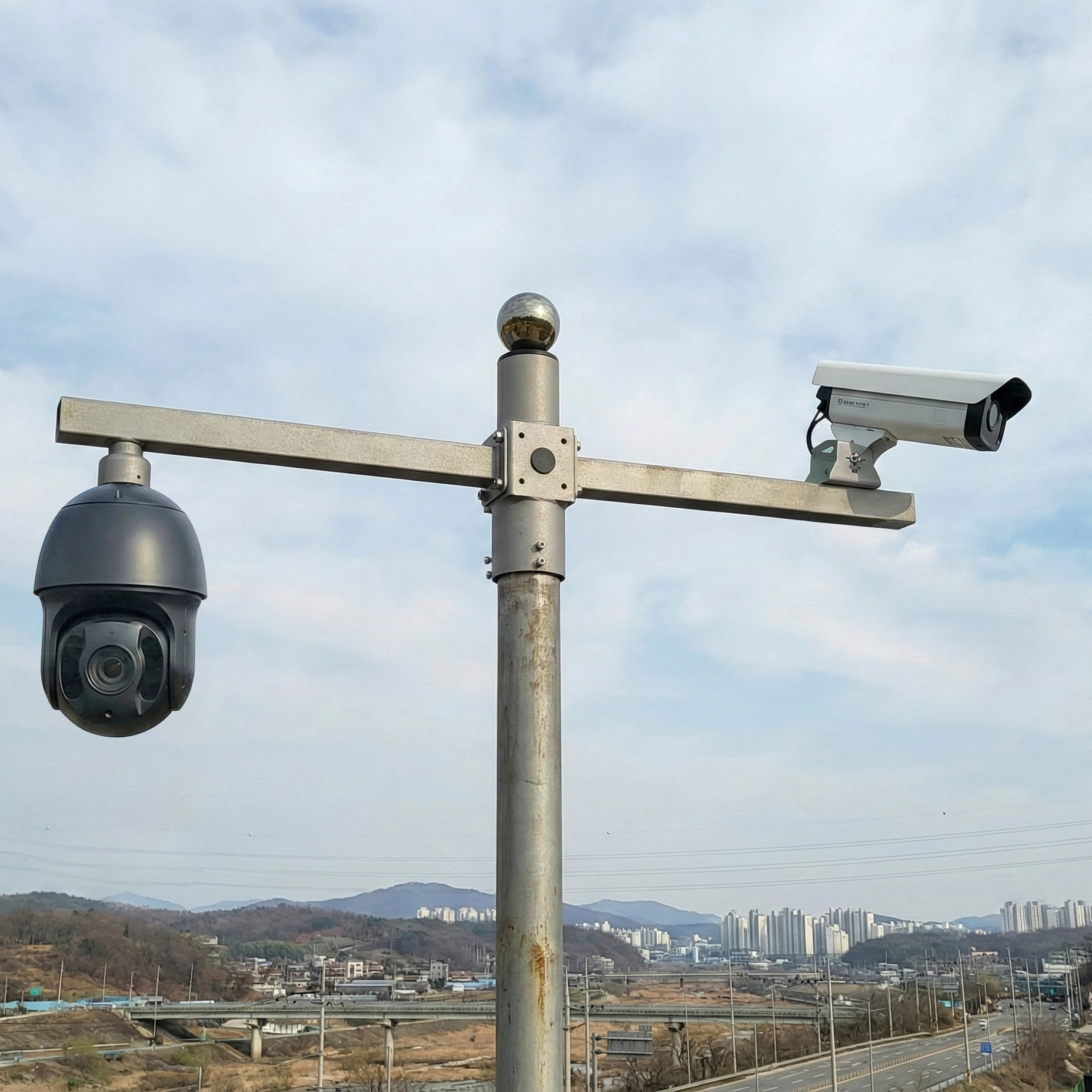 야외 조립식 CCTV 기둥 브라켓 거치대 도로 주차장 폴대 무광 그레이 4m A타입 2방향
