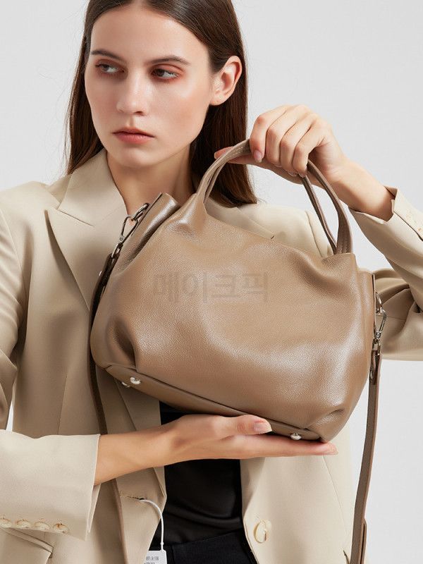 여성 소가죽 숄더백 고급스러운 천연가죽 데일리 크로스백 가벼운 착용감 편안한 스타일 - 상품 이미지
