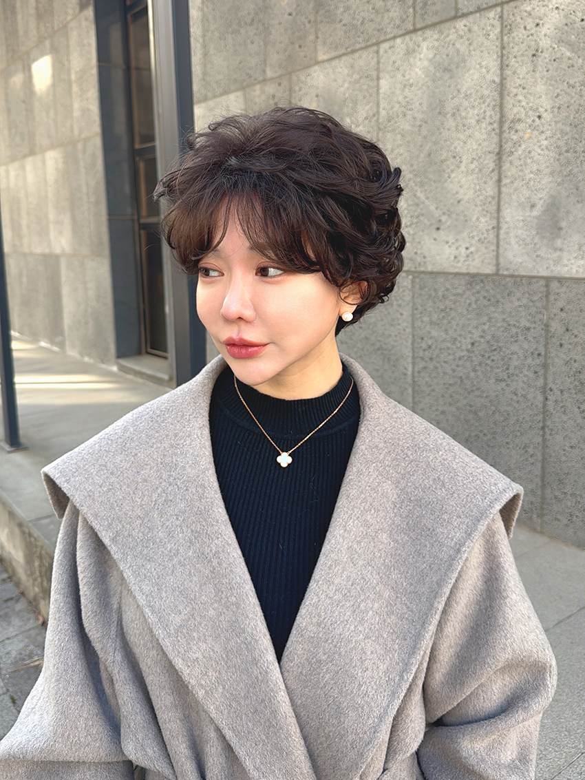 엘레강트 아웃컬 볼륨숏펌 이쁜 중년가발 딥 초코브라운 - 상세 이미지 3