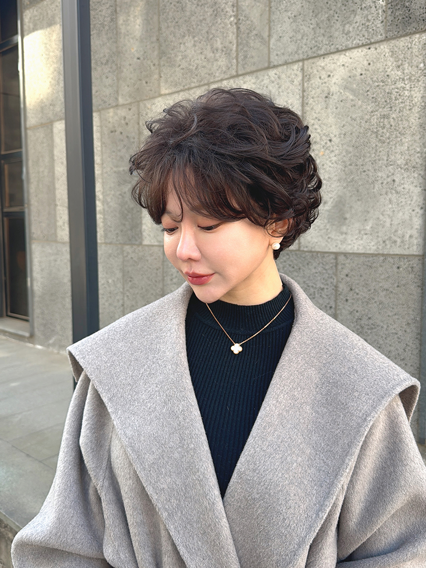 엘레강트 아웃컬 볼륨숏펌 이쁜 중년가발 딥 초코브라운 이미지 7