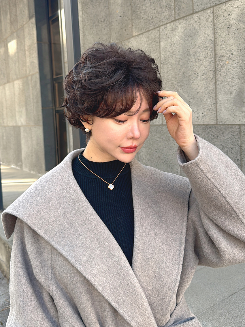 엘레강트 아웃컬 볼륨숏펌 이쁜 중년가발 딥 초코브라운 - 상세 이미지 5