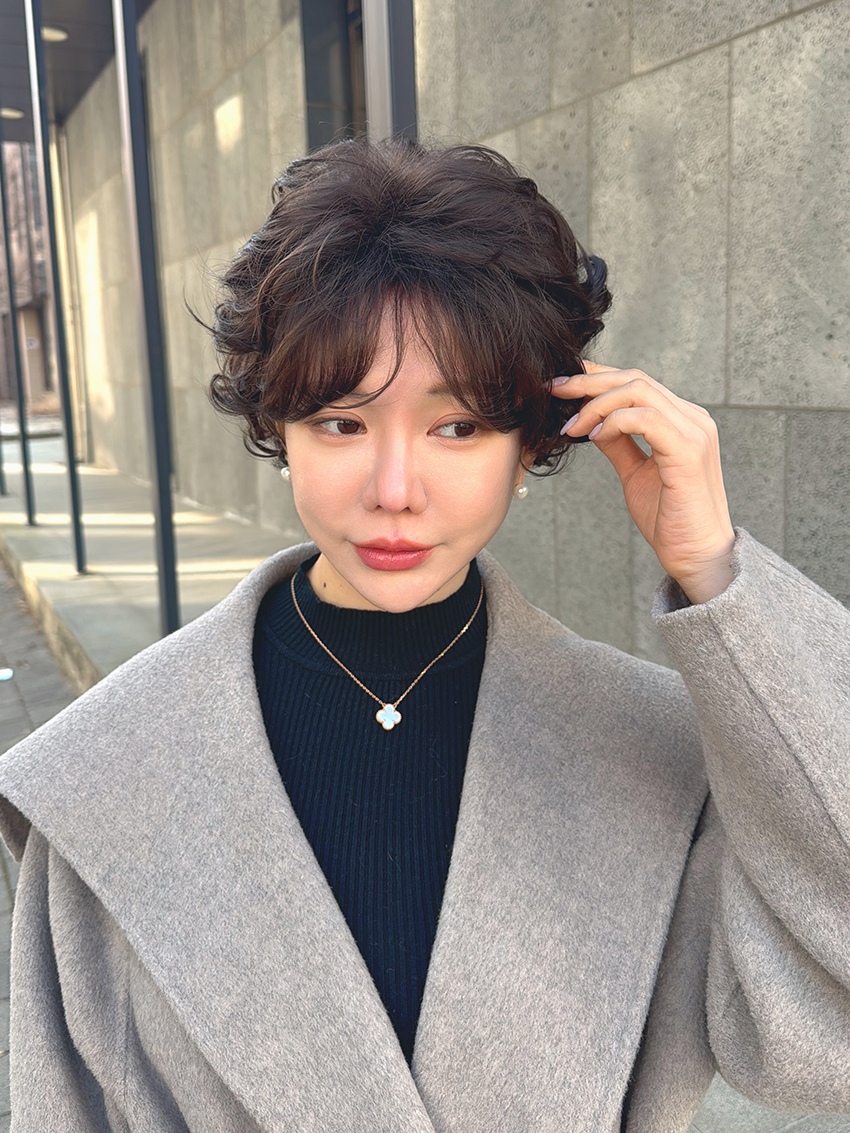 엘레강트 아웃컬 볼륨숏펌 이쁜 중년가발 딥 초코브라운 - 상세 이미지 4