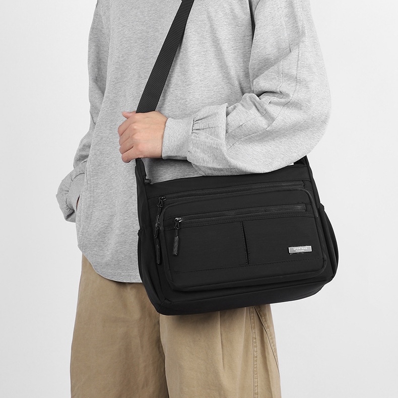 가벼운 남자 직장인 출퇴근 크로스백 옆으로매는가방