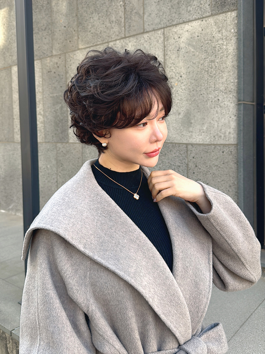 엘레강트 아웃컬 볼륨숏펌 이쁜 중년가발 딥 초코브라운 이미지 6