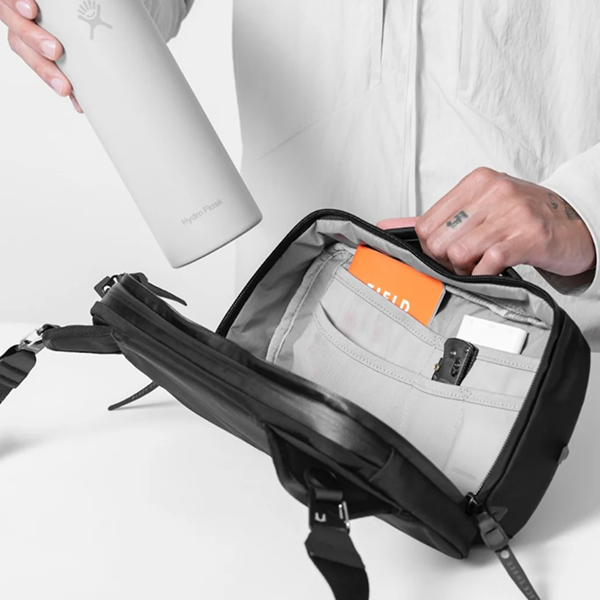 블랙엠버 GRIP SLING 6 슬링백 / 그립슬링6 크로스바디백 직장인 학생 유럽 여행 도난방지 가방 슬링팩 - 상세 이미지 4