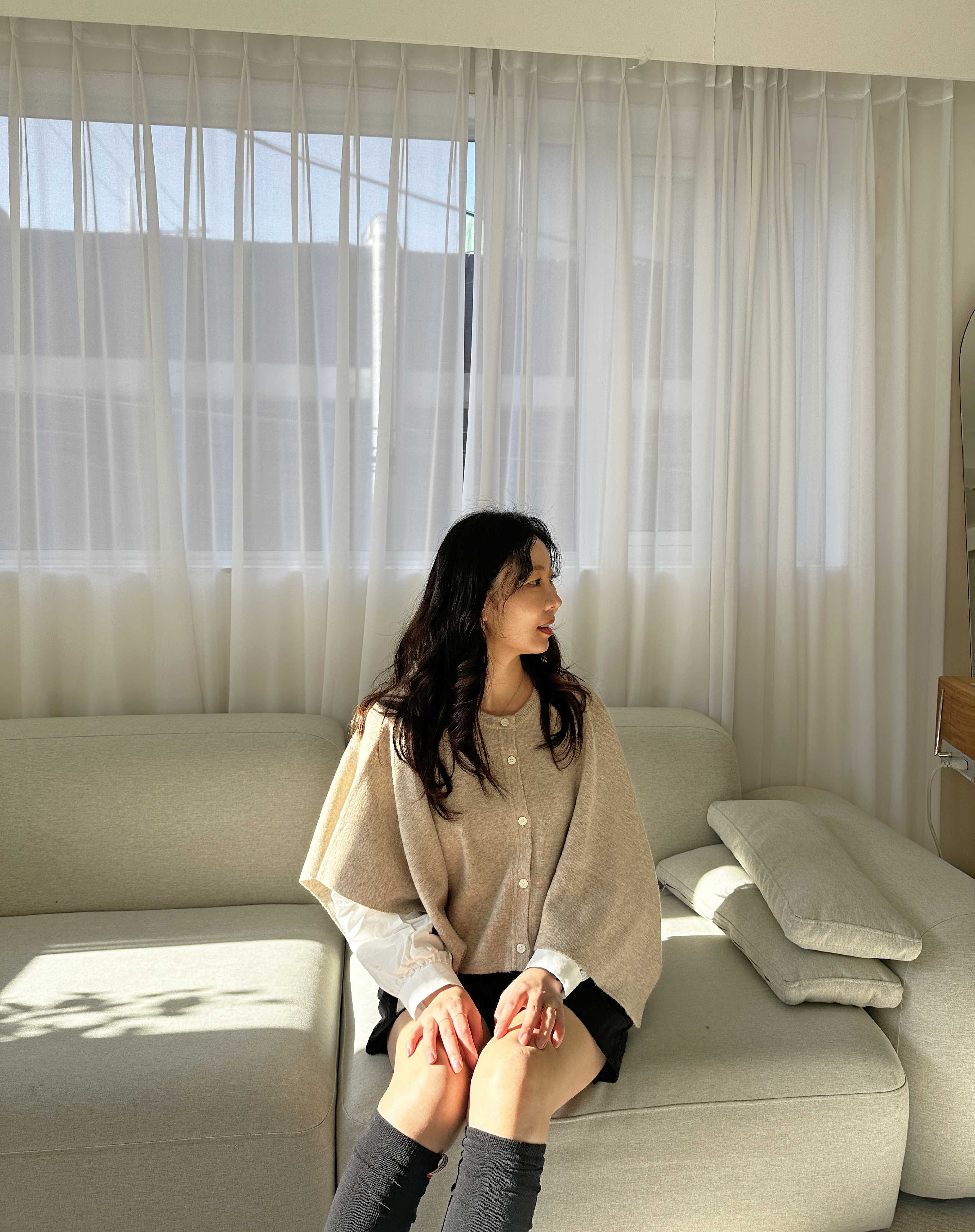 [램스울 50%] 홀가먼트 사각 케이프 버튼 판초 숄가디건 레이어드 니트 망토 3color - 상세 이미지 2