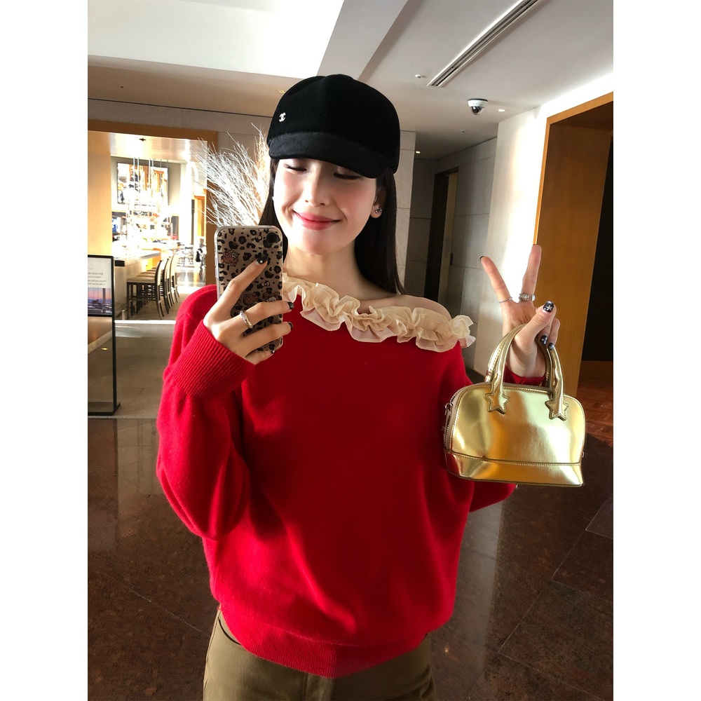 울100 오프숄더 니트 러플어깨포인트 비대칭 유니크 디자인 크리스마스 연말 파티 레드 - 상세 이미지 4