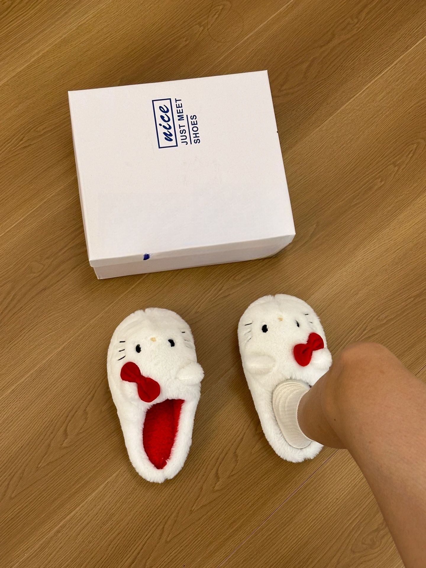 헬로키티 실내화 슬리퍼 폭신한 두꺼운 밑창 기숙사 겨울 따뜻한 헬로키티 슬리퍼 36 37 - 상세 이미지 2