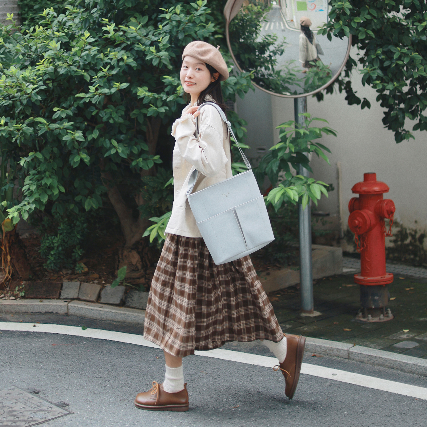마흐 라인 크로스백 남녀공용 미니 숄더백 - 상품 이미지