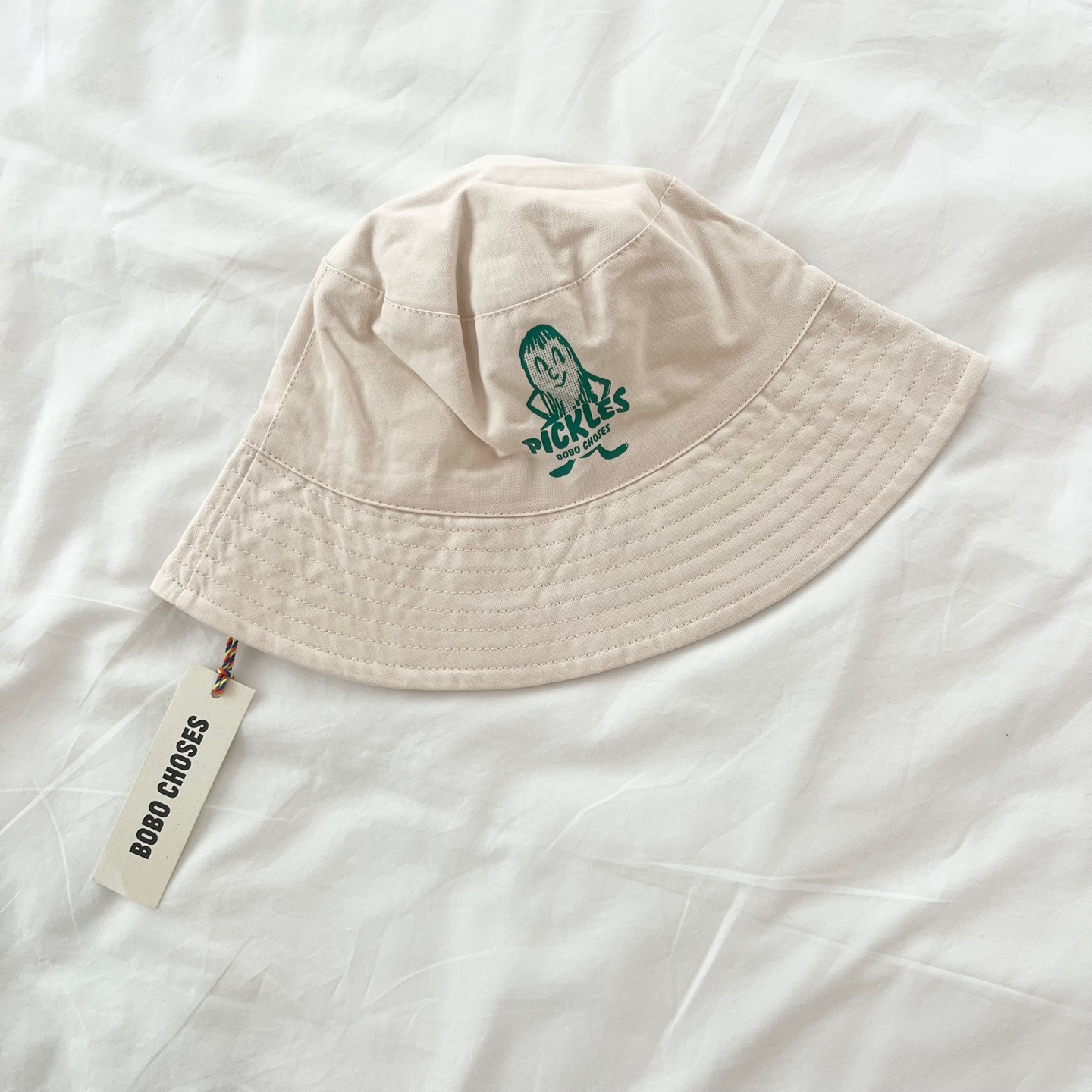 26SS 보보쇼즈 키즈 Pickles 리버서블 버킷햇 오프화이트 B126AI019 199 - 상품 이미지