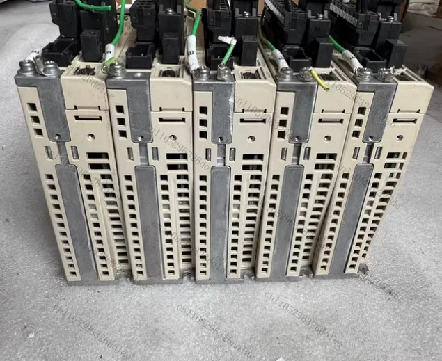 1개 서보 드라이버 SGDV-1R6A11A 리퍼 완료