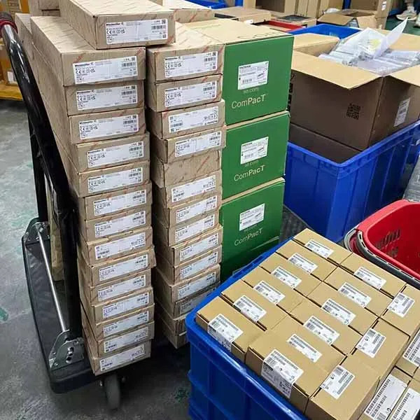 새 상품 S7 1200 PLC 컨트롤러 디지털 출력 모듈 24V DC 6ES72221BH320XB0