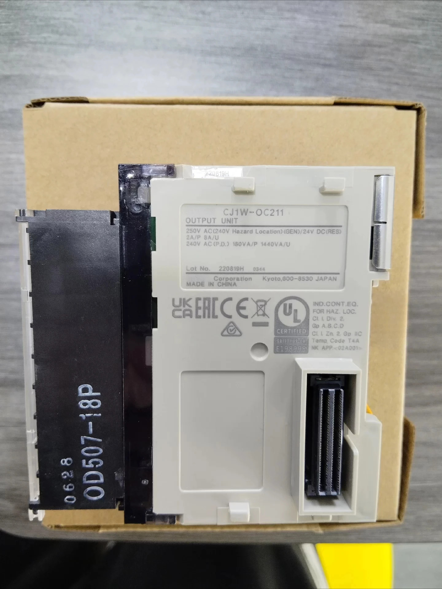 오므론 CJ1W-OC211 PLC 유닛 출력 모듈새