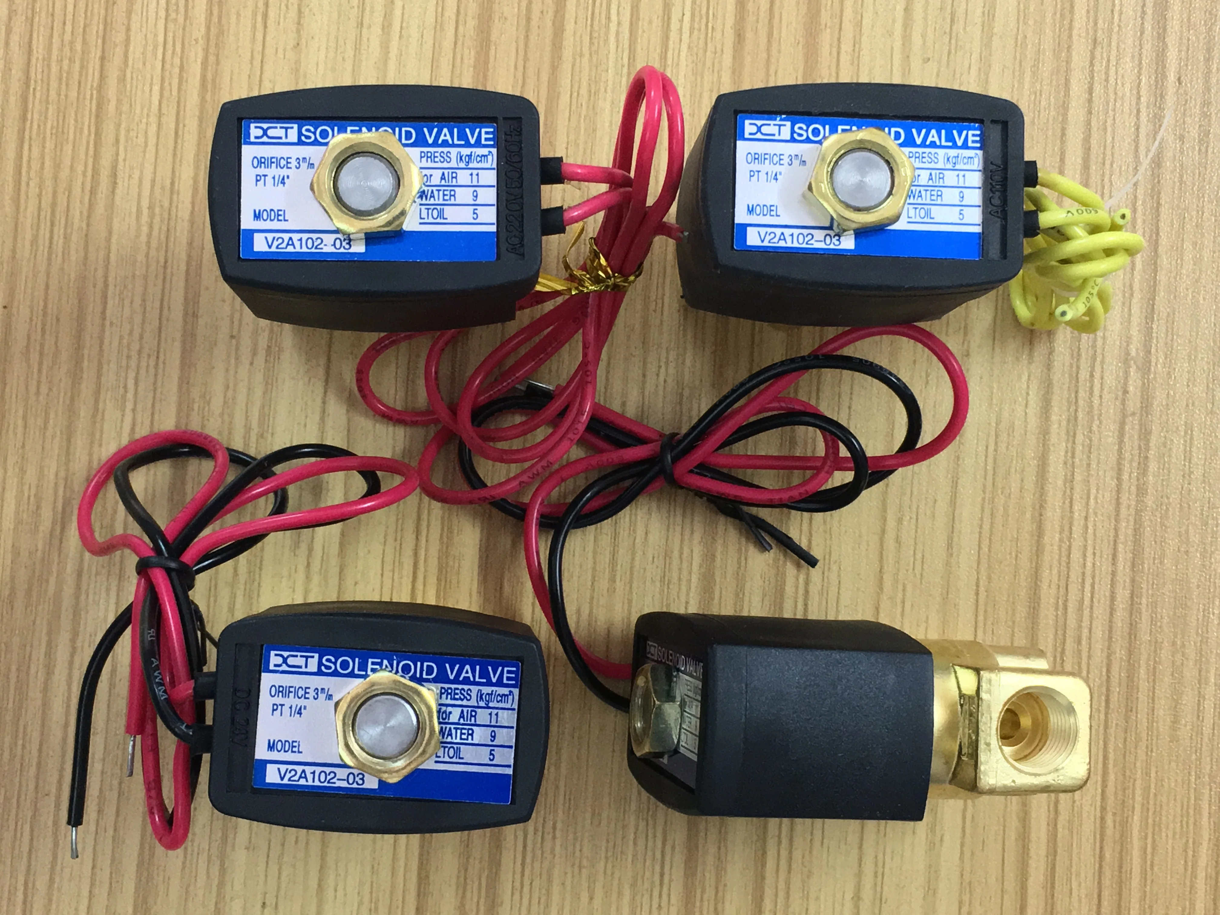 V2A102-0304 양방향 솔레노이드 밸브 2 포인트 DC24V 부티크 고온 공압 스위치 220AC 블로잉 제어