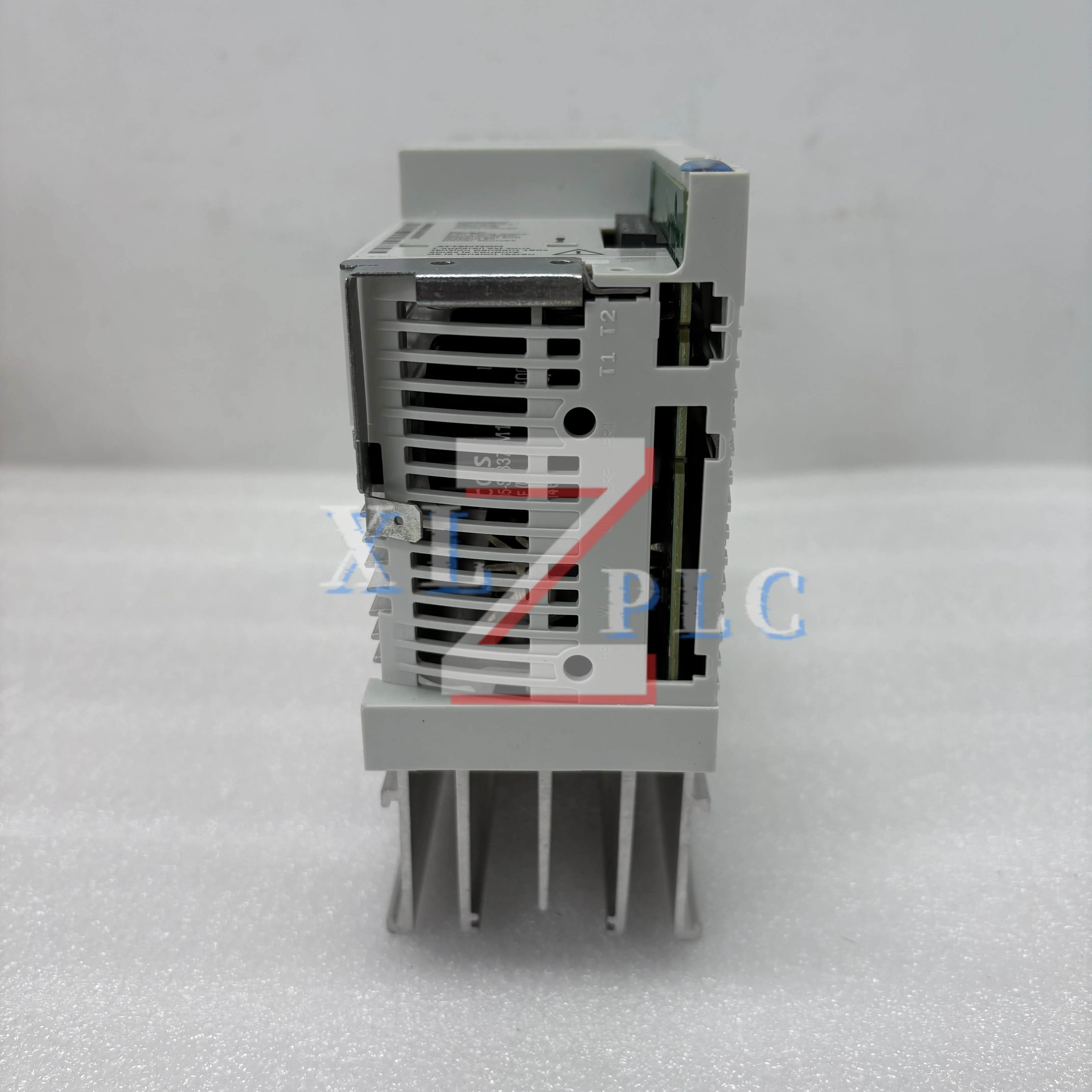 서보 드라이버 내 새 E82EV751K2C E82EV751K2C200 E82EV751K4C040 E82EV751K4B040 E82EV751K4C