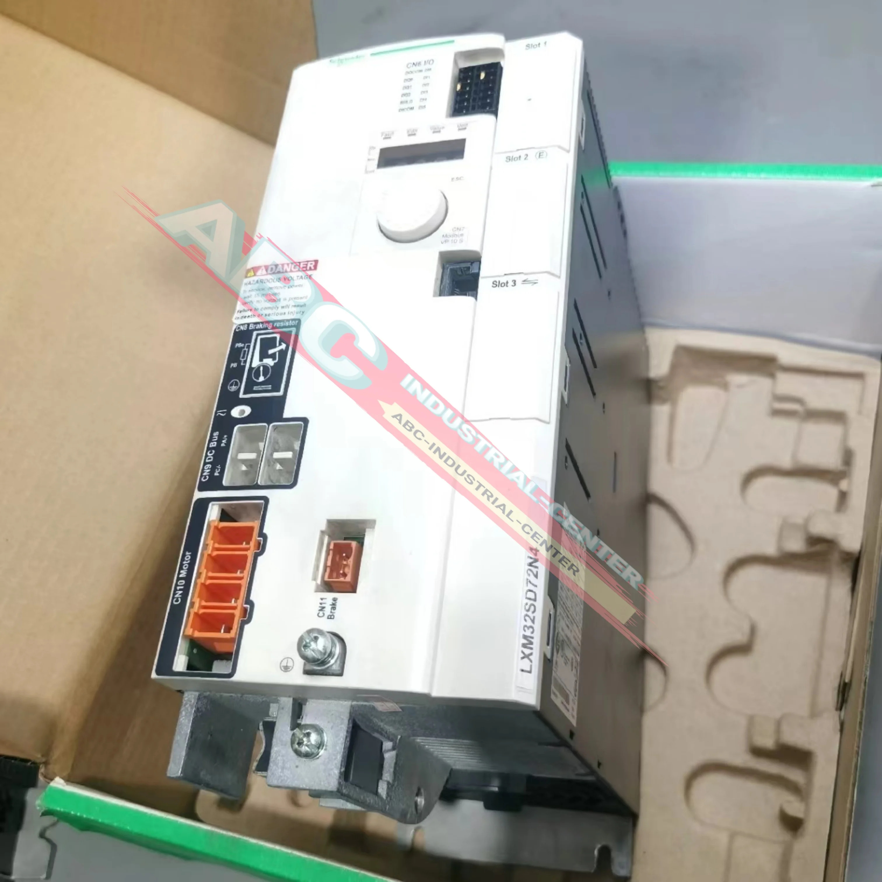 LXM32SD72N4들어 새 서보 드라이브