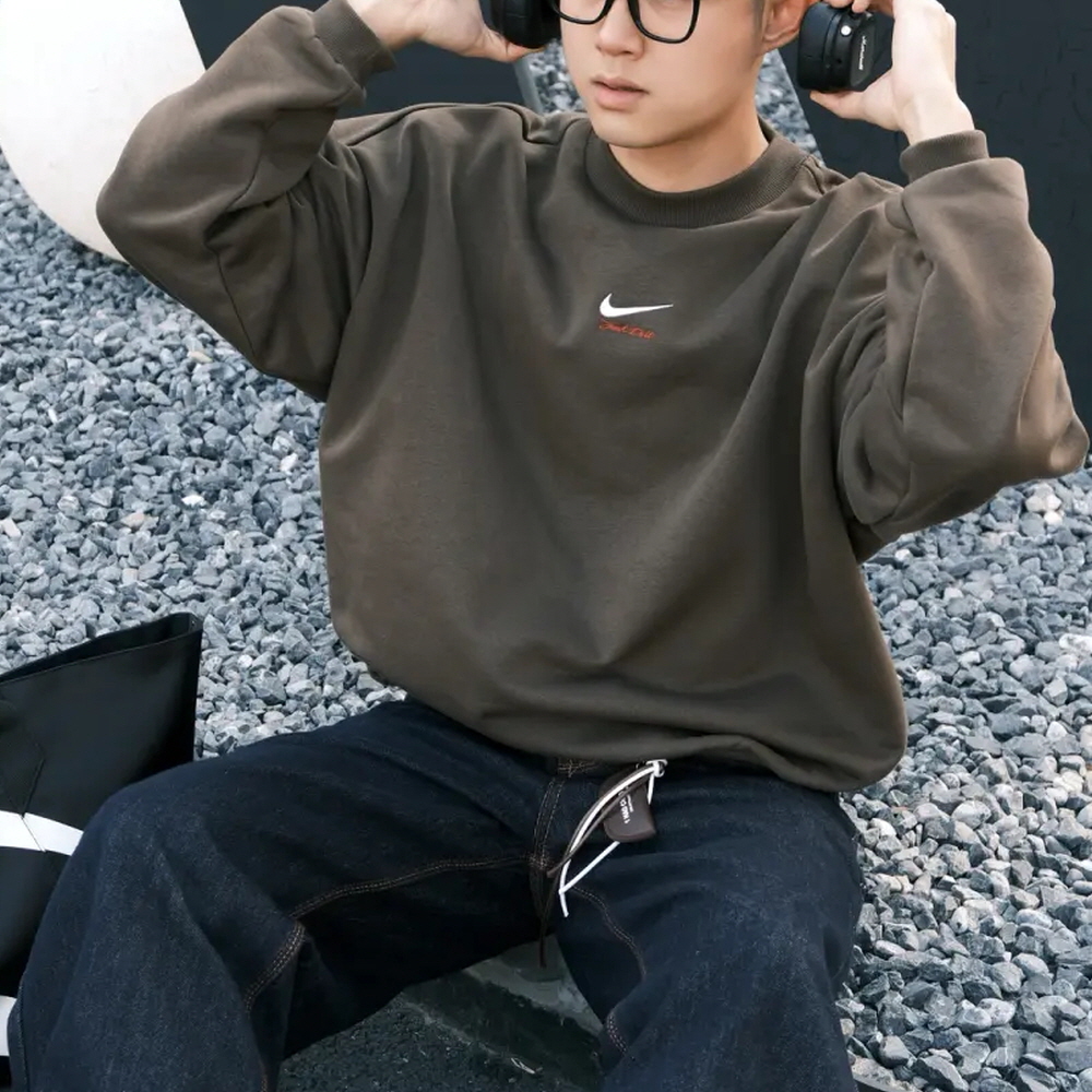 나이키 스탠다드 이슈 써마핏 플리스 크루넥 맨투맨 브라운 IQ3819-212 - 상세 이미지 4