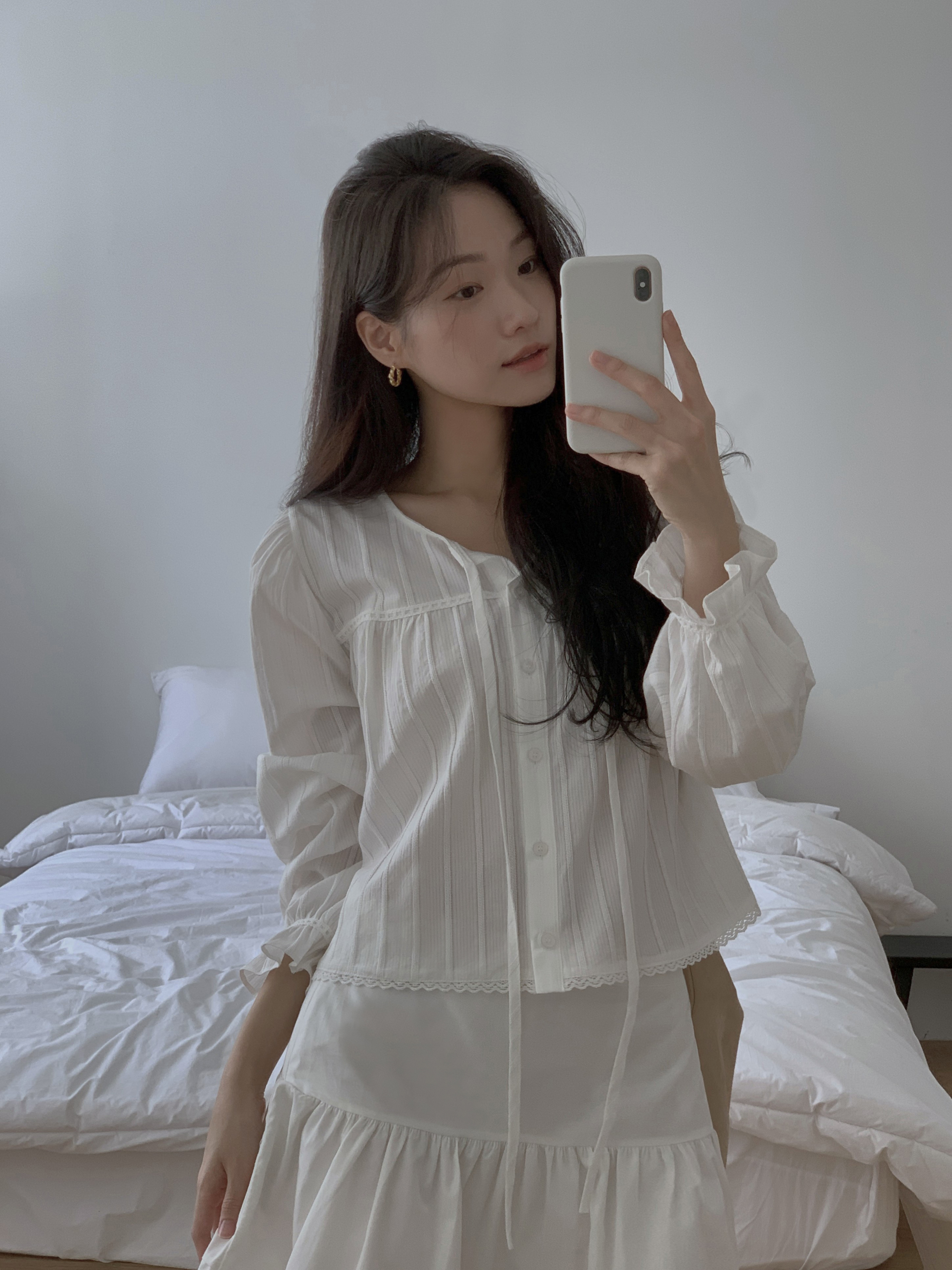 봄신상 오버무드 여성 여리핏 퍼프 소매 리본 스트링 레이스 화이트 하객룩 블라우스 - 상세 이미지 2