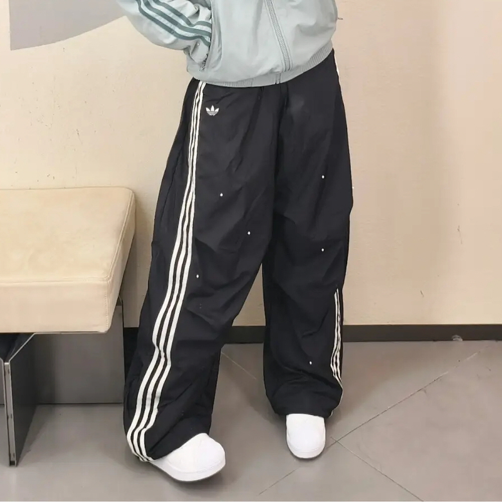 아디다스 파라슈트 펄 오브 캐쥬얼 삼선 와이드 트랙 팬츠 블랙 KS2865 - 상세 이미지 4