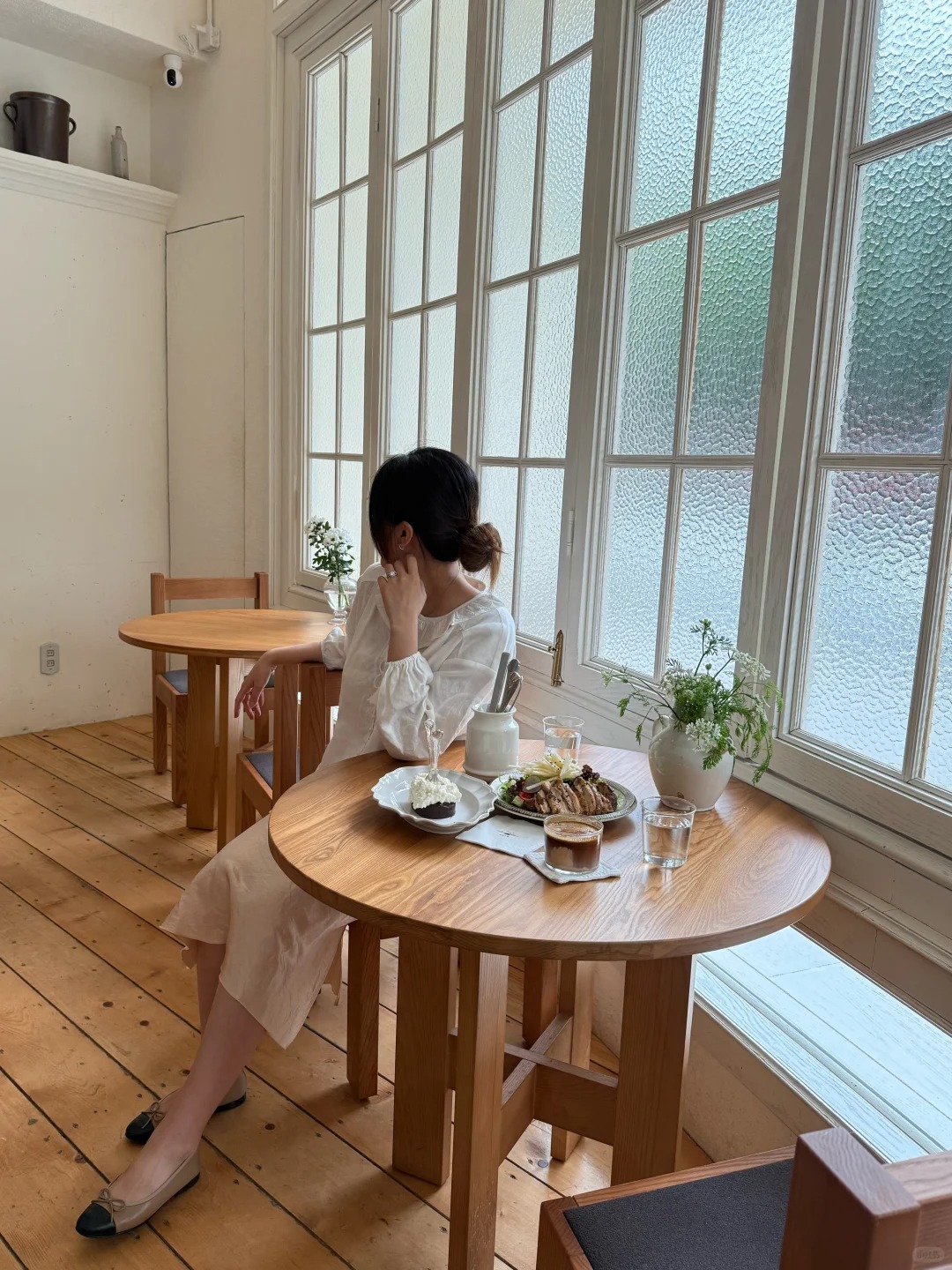 빈티지 원형 식탁 통원목 카페 다이닝 주방 원목 테이블 인테리어 - 상세 이미지 5