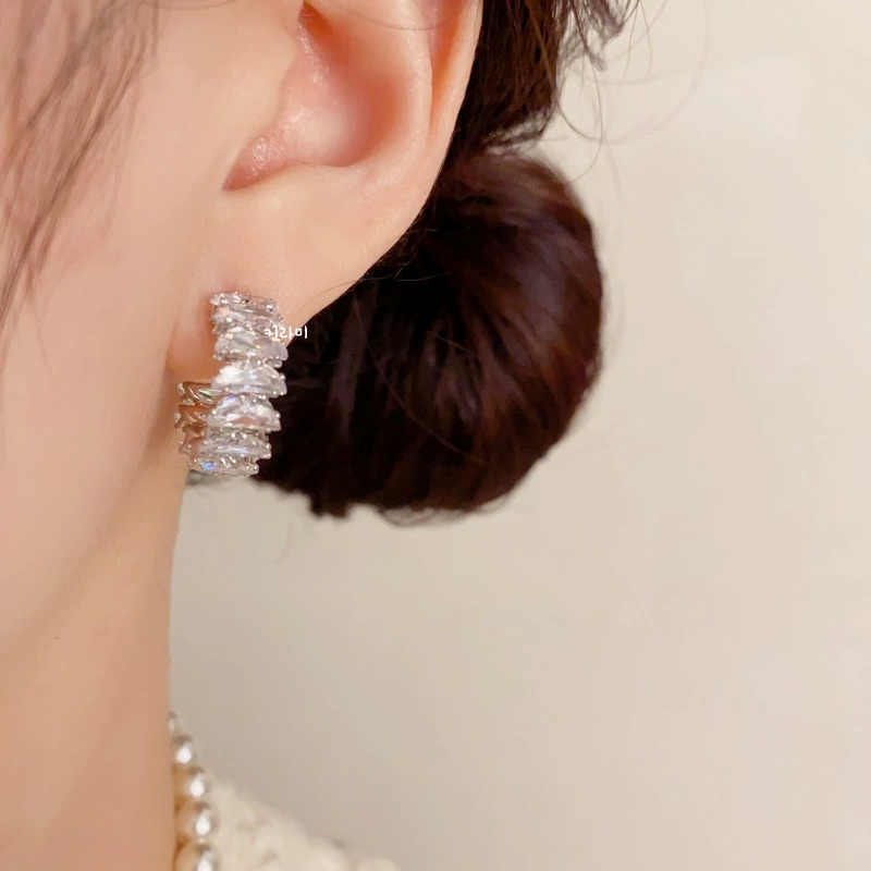 14k골드 반달큐빅 C자 하프 링 귀걸이 화려한 이어링 - 상세 이미지 4
