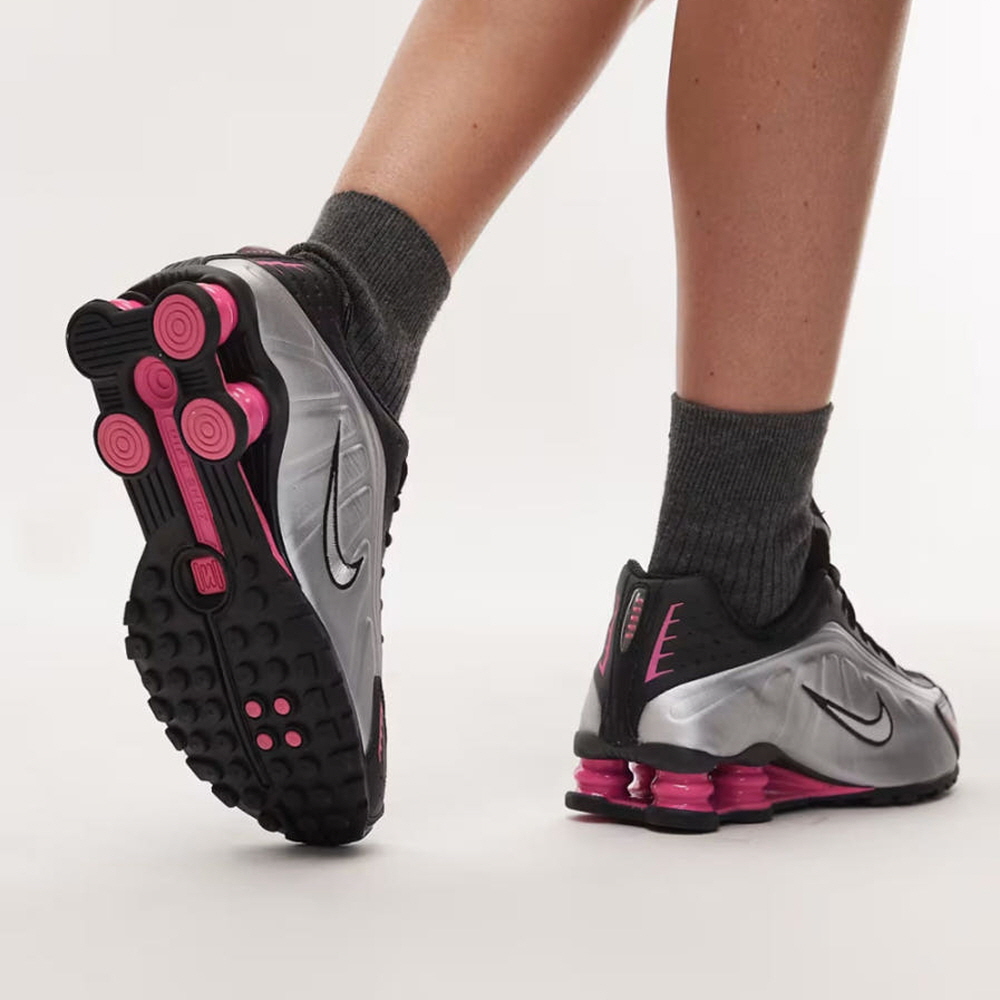 나이키 Shox R4 스니커즈 운동화 메탈릭 블랙 핑크 CW2626-006 - 상세 이미지 3
