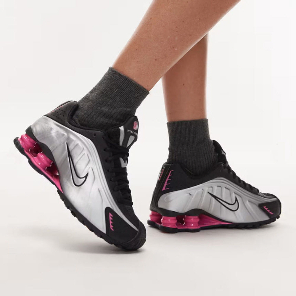 나이키 Shox R4 스니커즈 운동화 메탈릭 블랙 핑크 CW2626-006 - 상세 이미지 2